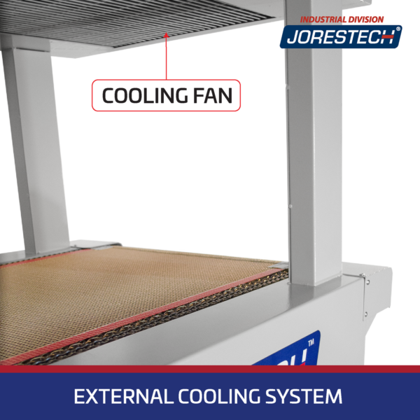 Primer plano de la cinta transportadora de malla y del ventilador del sistema de refrigeración del túnel térmico de retractilado