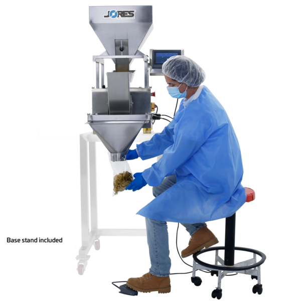 Operador usando el pedal para comandar la máquina de pesaje lineal JORES TECHNOLOGIES® y dispensar producto en una bolsa. La máquina se observa colocada sobre un soporte, diseñado específicamente para esta máquina, que puede adquirirse opcionalmente.