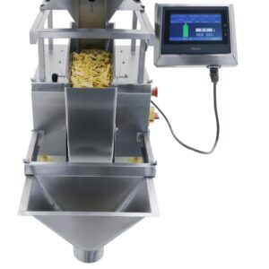 Vista superior de una pesadora lineal con papas fritas en su interior, de flujo libre, lista para ser pesada, dosificada y empaquetada