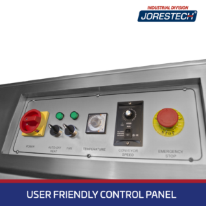 Primer plano del panel de control del túnel térmico de retractilado. Hay texto blanco sobre fondo azul que dice “Panel de control fácil de usar”