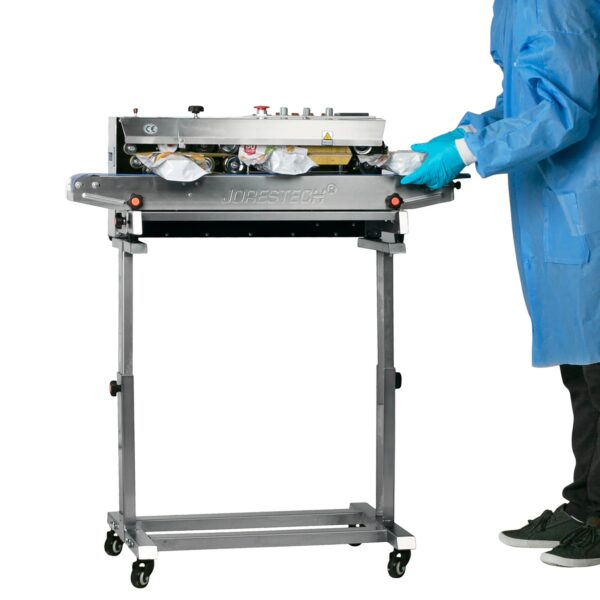 Selladora continua de banda colocada sobre el soporte de acero inoxidable compatible con esta selladora