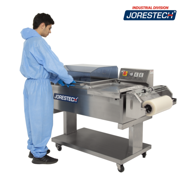 Persona que lleva una bata de protección de cuerpo completo usando un sistema integral de empaque termorretráctil para embalar un paquete de cajas.