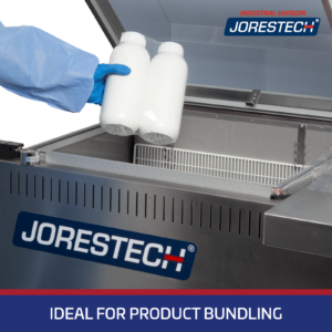 Primer plano de la cámara de retractilado o de un sistema de retractilado JORES TECHNOLOGIES® con dos envases que fueron retractilados juntos en un solo paquete. Banda azul en la parte inferior con texto blanco que dice ideal para agrupar productos.
