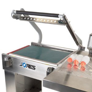 Selladora térmica semiautomática en L de acero inoxidable con cinta transportadora para empaquetar paquetes de envases de plástico de tamaño mediano.