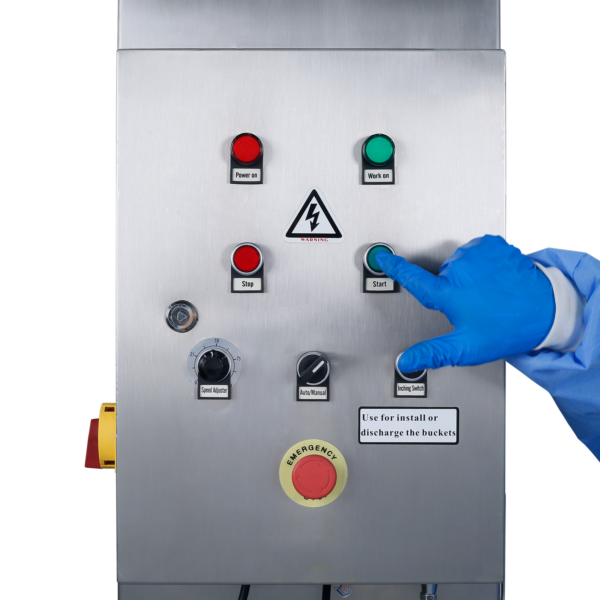 Panel de control y la mano de una persona con guantes de nitrilo azules presionando el botón de inicio del Elevador de Cangilones Motorizado de Acero Inoxidable