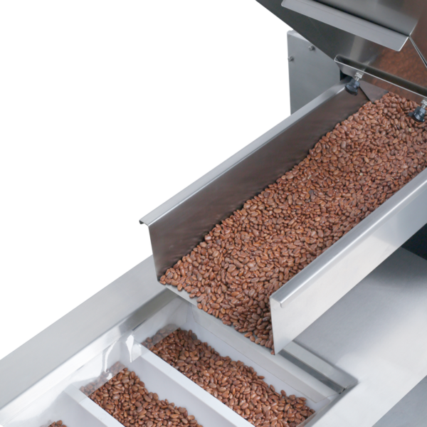 Primer plano del alimentador vibratorio dispensando frijoles rojos sobre el transportador en movimiento del elevador de cangilones de acero inoxidable JORES TECHNOLOGIES®