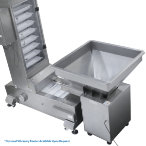 Primer plano de cubetas blancas de acero inoxidable y plástico utilizadas para transportar el producto a través del transportador elevador. Al final del elevador de cangilones hay un alimentador vibratorio de acero inoxidable. El texto dice: “alimentador vibratorio opcional disponible bajo solicitud”