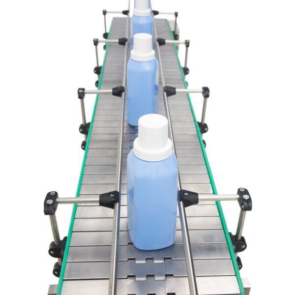 Vista superior que muestra 3 botellas perfectamente alineadas sobre un transportador motorizado de acero inoxidable