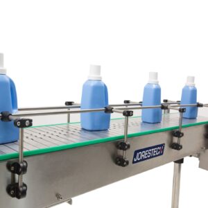 Primer plano de la cadena del transportador motorizado de acero inoxidable mientras se transportan varias botellas grandes de plástico azules y blancas