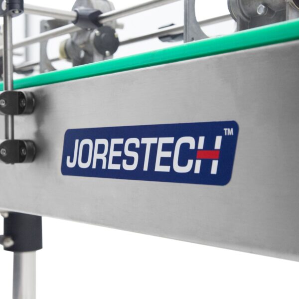 primer plano del logo azul de JORES TECHNOLOGIES® en transportador motorizado de acero inoxidable