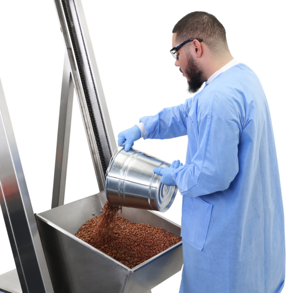 Trabajador vertiendo frijoles secos en el elevador de cangilón simple de acero inoxidable de JORES TECHNOLOGIES®