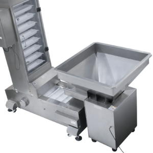 El alimentador vibratorio de acero inoxidable JORES TECHNOLOGIES® para elevador de cangilones, ubicado junto a un elevador de cangilones motorizado