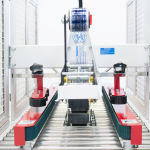 primer plano de la máquina selladora de cajas con barras laterales de tracción rojas y bandas de tracción verdes