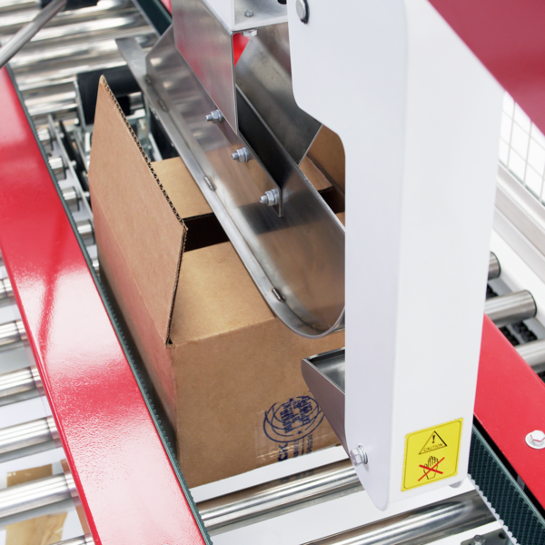 primer plano de la selladora de cajas JORES TECHNOLOGIES® cerrando la parte superior y la inferior de cajas de cartón