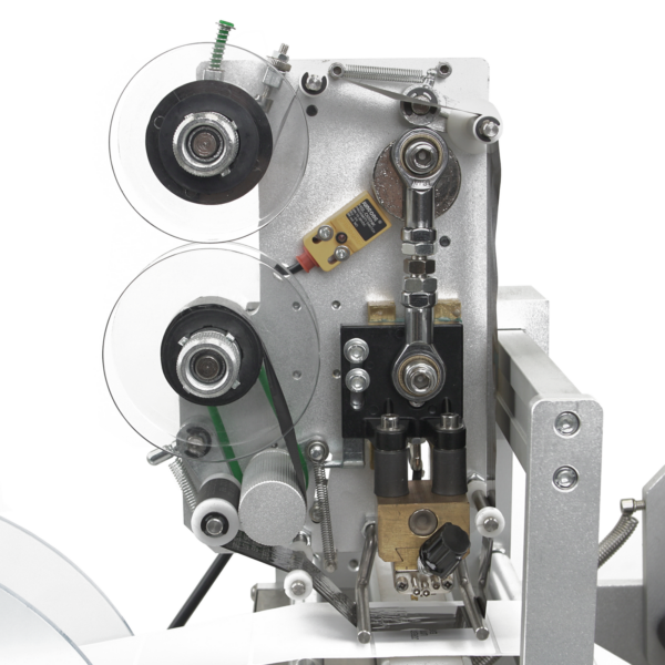 primer plano de la impresora integrada en la aplicadora de etiquetas de sobremesa JORES TECHNOLOGIES® para envases redondos