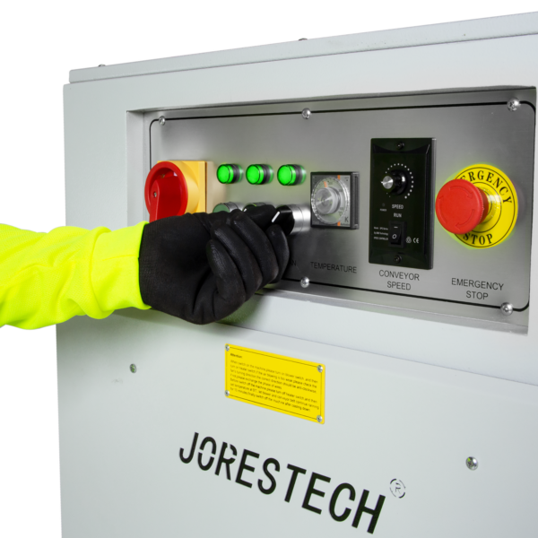 panel de control de una selladora y túnel combinados para film retráctil con la mano de una persona girando uno de sus mandos