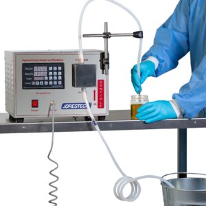Una persona usando la llenadora semiautomática de líquidos JORES TECHNOLOGIES® para llenar una botella de plástico transparente con una solución ámbar