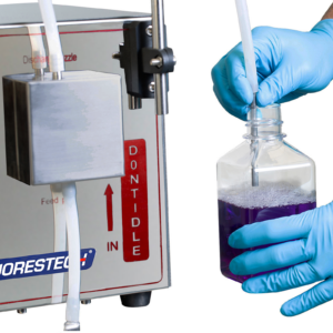 Una persona usando la llenadora de líquidos de baja viscosidad para llenar una botella de plástico alta con una solución morada