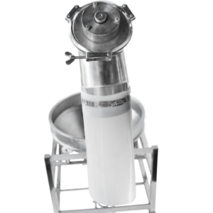 Primer plano del dispensador alimentador de tornillo sinfín en un transportador de tornillo helicoidal flexible.