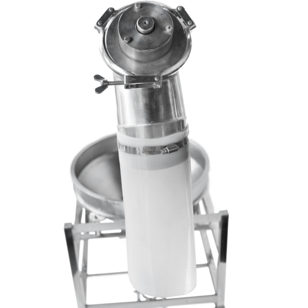 Primer plano del dispensador alimentador de tornillo sinfín en un transportador de tornillo helicoidal flexible.