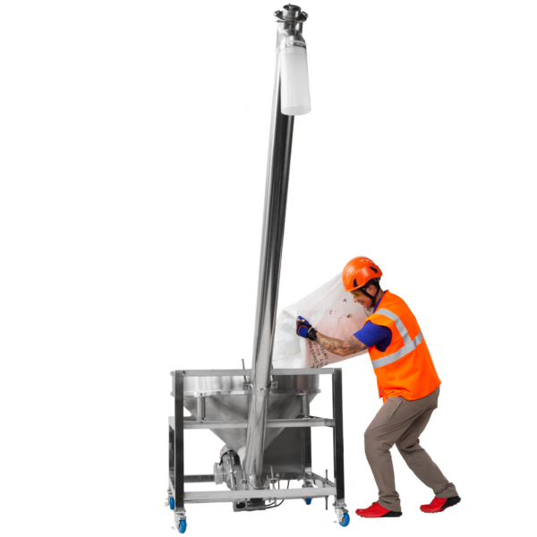 Trabajador con casco de seguridad naranja y chaleco EPP naranja de alta visibilidad llenando un polvo a granel no fluido en la tolva vibratoria de un alimentador transportador de tornillo JORES TECHNOLOGIES®