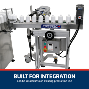 La transportadora sin fondo de acero inoxidable JORES TECHNOLOGIES® con bandas laterales, integrada con una impresora de inyección de tinta y una mesa giratoria mientras imprime una gran cantidad de envases plásticos blancos. El banner inferior dice: Built for integration can be included into an existing production line