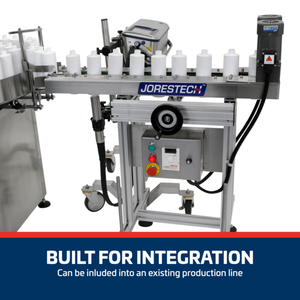 La transportadora sin fondo de acero inoxidable JORES TECHNOLOGIES® con bandas laterales, integrada con una impresora de inyección de tinta y una mesa giratoria mientras imprime una gran cantidad de envases plásticos blancos. El banner inferior dice: Built for integration can be included into an existing production line