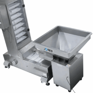El alimentador vibratorio de acero inoxidable JORES TECHNOLOGIES® para elevador de cangilones colocado junto a un elevador de cangilones motorizado