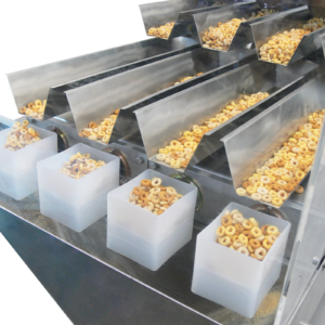 Primer plano de una pesadora lineal de cuatro cabezales JORES TECHNOLOGIES® midiendo y dosificando cereal en forma de O