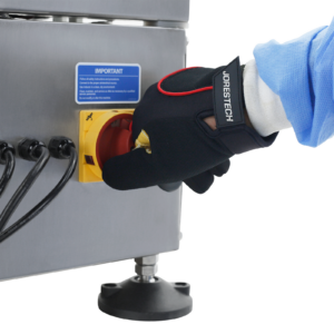 Una persona encendiendo la pesadora lineal de 4 cabezales de sobremesa JORES TECHNOLOGIES®