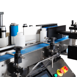 Aplicador automático de etiquetas de sobremesa con transportador y codificador para envases redondos como parte de una línea de producción