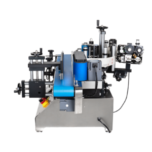 Vista lateral de la etiquetadora automática con transportador y codificador para envases redondos