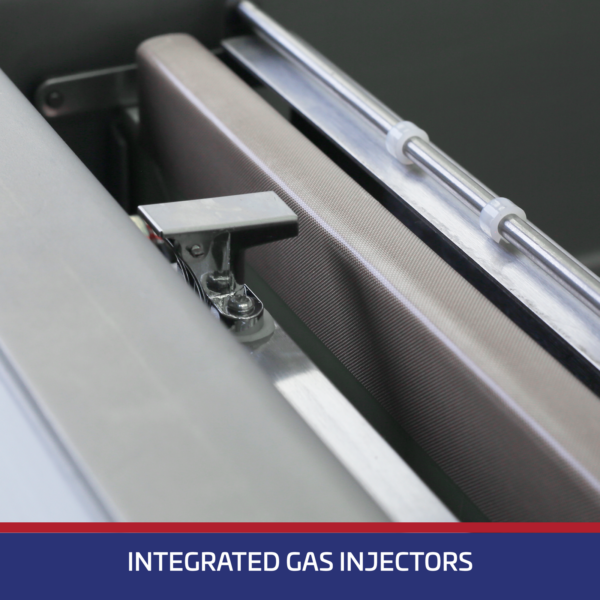 Primer plano del elemento de sellado y de las pinzas de sujeción de la bolsa y de inyección de gas en una máquina de envasado al vacío. Una banda azul en la parte inferior con texto blanco dice inyección de gas integrada