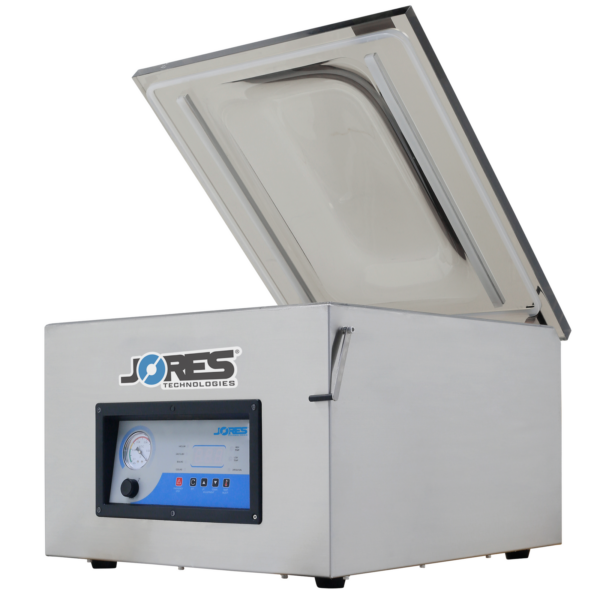 Lado de la selladora al vacío comercial de una sola cámara de sobremesa JORES TECHNOLOGIES® de acero inoxidable con doble barra de sellado. La máquina de vacío tiene la tapa abierta