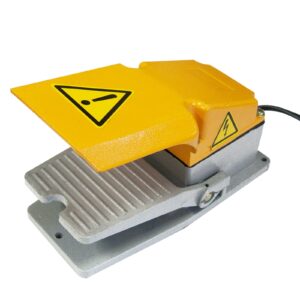 Vista cercana de un pedal amarillo de un llenador volumétrico de pistón JORES TECHNOLOGIES®
