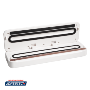 Máquina de envasado al vacío JORES TECHNOLOGIES® con la tapa abierta. Se pueden apreciar la bandeja recoge gotas y las juntas de sellado de espuma negra desmontables.