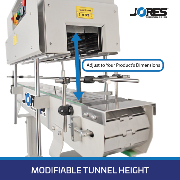 Primer plano de una máquina de banding a prueba de manipulaciones JORES TECHNOLOGIES con una flecha vertical roja de arriba/abajo y texto que dice: Ajústela a las dimensiones de su producto para adaptarse a diferentes tamaños de envases y a una altura de túnel modificable.