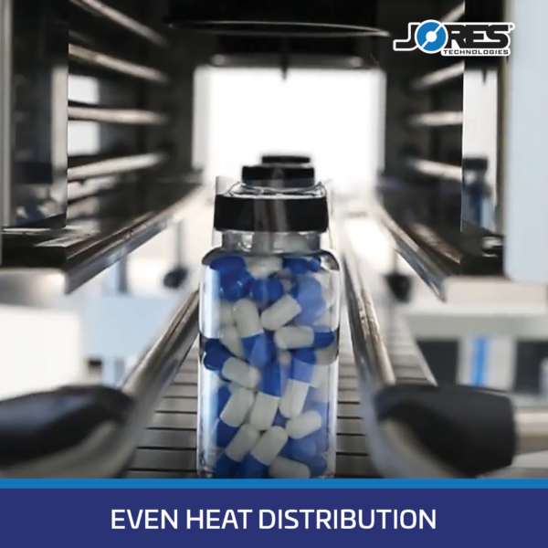 Varios envases transparentes llenos de pastillas y envueltos con una funda transparente para su protección pasan por la máquina túnel de calor para bandas de seguridad. Un banner azul con texto blanco en la parte inferior dice: distribución uniforme del calor