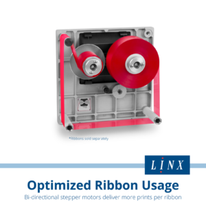 Primer plano del cartucho de cinta roja utilizado por la impresora de transferencia térmica LINX TT500 para formato estrecho. El texto dice: Uso optimizado de cintas, los motores paso a paso bidireccionales ofrecen más impresiones por cinta. Las cintas se venden por separado.