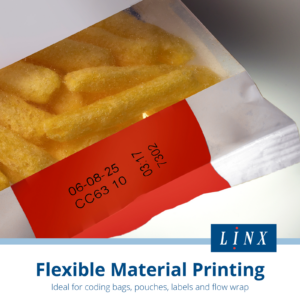 Fecha y número de lote impresos en una bolsa sellada blanca y roja llena de alimentos, realizados con una impresora de transferencia térmica para formatos estrechos LINX TT500. El texto dice: Impresión sobre material flexible, ideal para codificar bolsas, pouches, etiquetas y flow wrap.