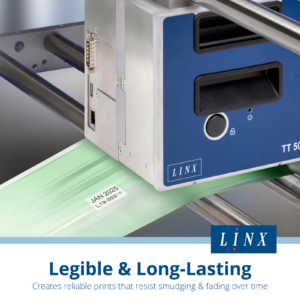 Impresora de transferencia térmica para impresión de formato estrecho LINX TT500 instalada en un soporte, imprimiendo fecha y número de lote sobre una película en movimiento. El texto indica impresiones legibles y duraderas
