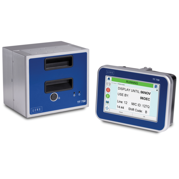 La sobreimpresora por transferencia térmica LINX TT750 para impresión de formato estándar y el panel de control digital integrado con pantalla táctil en el lateral. El panel de control está encendido y muestra la fecha de producción, la fecha de caducidad, la hora y la información de lote que se imprimirá.