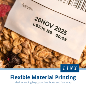Bolsa llena de cereal de avena con una etiqueta blanca con fecha, información de lote y código de barras impreso en tinta negra por la impresora de transferencia térmica sobreimpresora para formatos estándar LINX TT750. El texto dice: Impresión en material flexible. Ideal para codificar bolsas, bolsitas, etiquetas y flow wrap