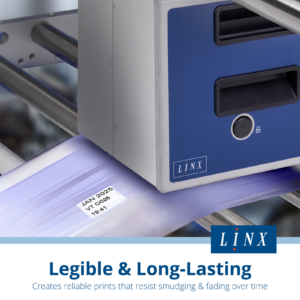 La impresora de transferencia térmica para formatos estándar LINX TT750 instalada en un soporte, imprimiendo sobre una película en movimiento. El texto dice: legible y de larga duración, crea impresiones fiables que resisten manchas y decoloración con el tiempo