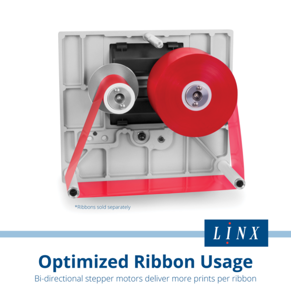 Rollo de cinta roja enhebrado en el casete utilizado en la impresora de transferencia térmica LINX TT750 para impresión de formato estándar. El texto dice: Uso optimizado de la cinta, los motores paso a paso bidireccionales ofrecen más impresiones por uso. Las cintas se venden por separado.