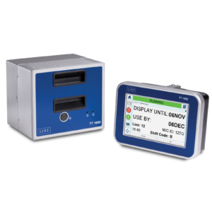 Mostrando la sobreimpresora por transferencia térmica LINX 1000 para formato ancho y el panel de control digital con pantalla táctil en el lado derecho. El panel de control digital está encendido y muestra la fecha de producción, la fecha de caducidad, la hora y otra información de lote para imprimir.