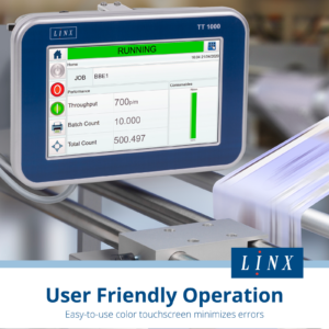 Primer plano del panel de control digital con pantalla táctil de la impresora de transferencia térmica LINX TT1000 para impresión de gran formato, encendida mientras imprime. El texto dice: operación fácil de usar, la pantalla táctil a color fácil de usar minimiza los errores