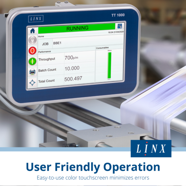 Primer plano del panel de control digital con pantalla táctil de la impresora de transferencia térmica LINX TT1000 para impresión de gran formato, encendida mientras imprime. El texto dice: operación fácil de usar, la pantalla táctil a color fácil de usar minimiza los errores