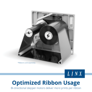 Primer plano de un cartucho de cinta negro utilizado por la impresora de transferencia térmica LINX TT1000 para impresión de gran formato. El texto dice: Uso optimizado de las cintas, los motores paso a paso bidireccionales ofrecen más impresiones por cinta. Las cintas se venden por separado