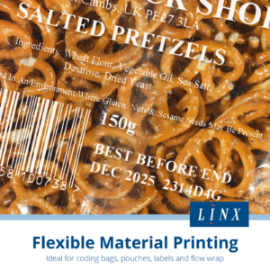 Mostrando la impresión en color blanco realizada sobre una bolsa transparente con la impresora de transferencia térmica para formato ancho LINX TT 1000. El texto dice: Flexible Material Printing< ideal for coding bags, pouches, labels and flow wrap